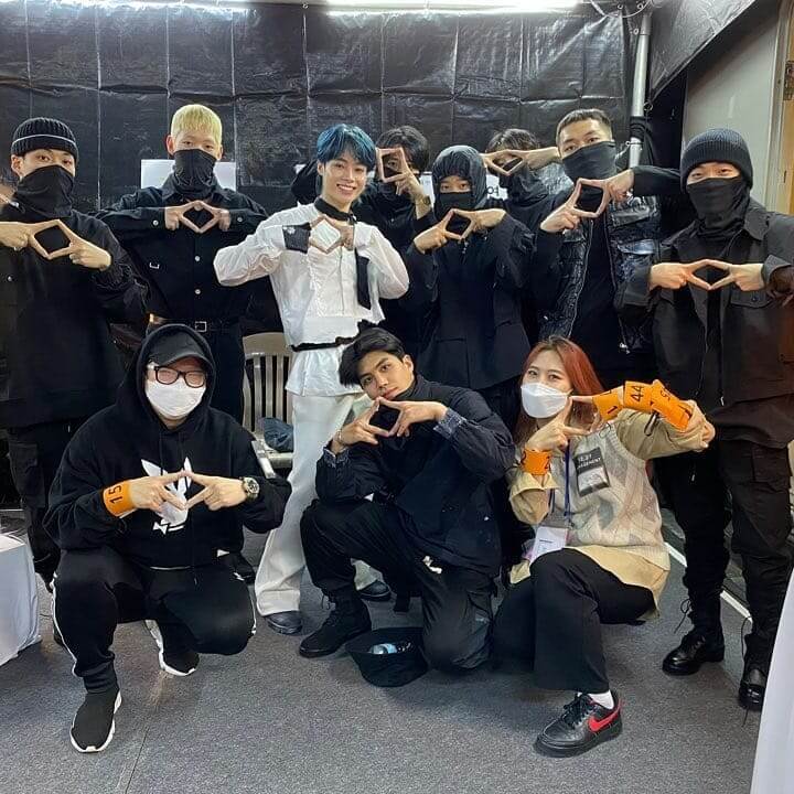 Hanbin chụp cùng các dancer và Stylist 